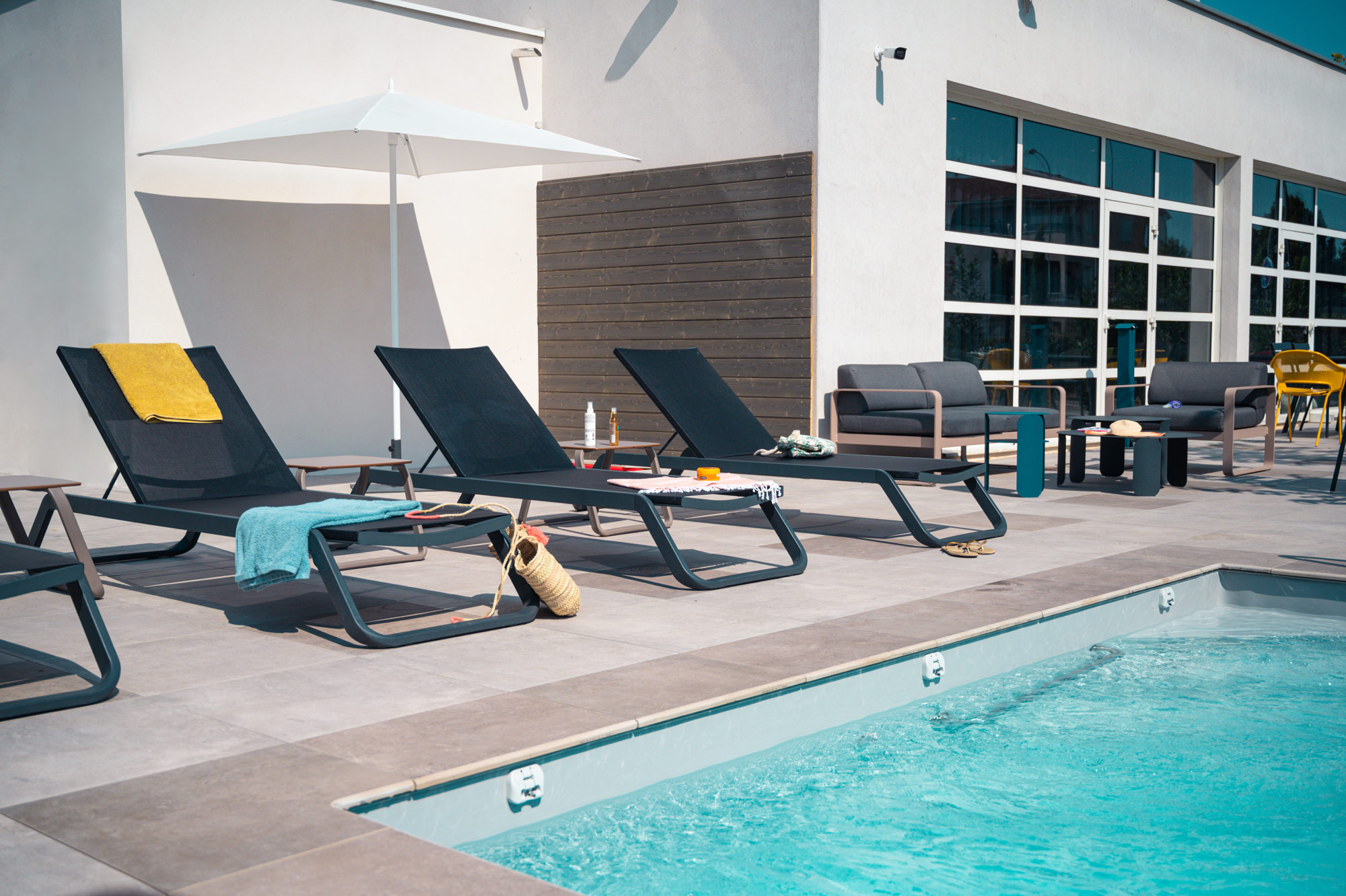 Hôtel literie neuve confort Lyon Meyzieu Stadium Olympique avec piscine et terrasse extérieure