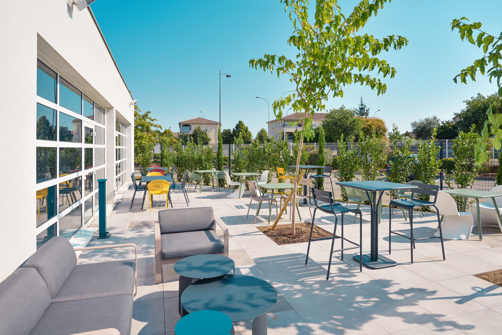 Hôtel literie neuve confort Lyon Meyzieu Stadium Olympique avec piscine et terrasse extérieure